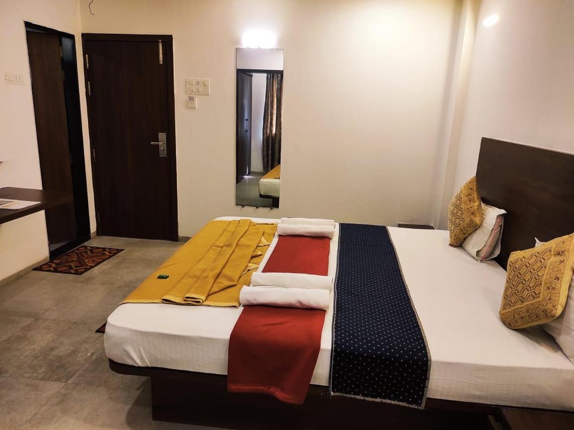 Hotel Manasi Inn 사타라 외부 사진